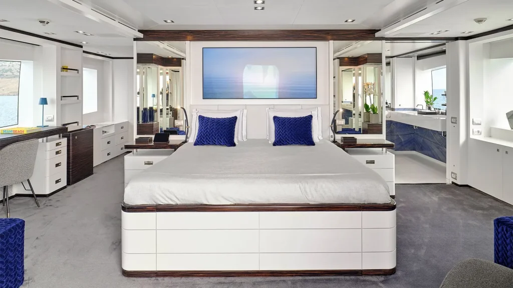 africa i yacht charter master suite bed