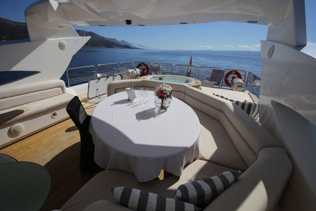 baby i yacht charter flybridge alfresco dining area