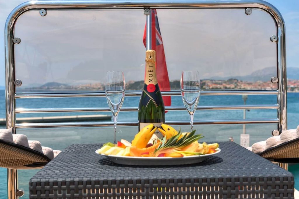 baby i yacht charter champagne & fruits