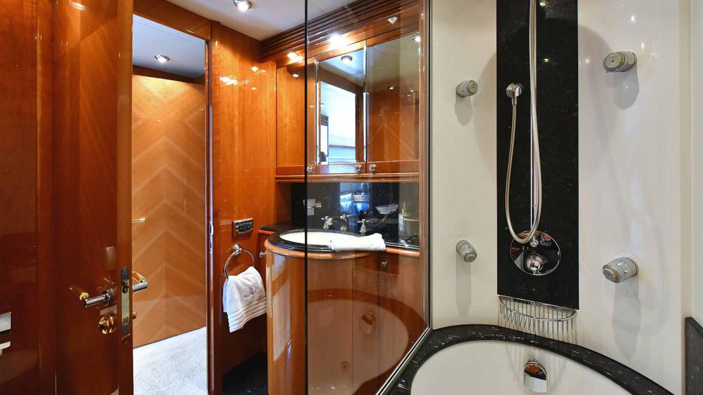 Baby I Yacht Charter ensuite bathroom