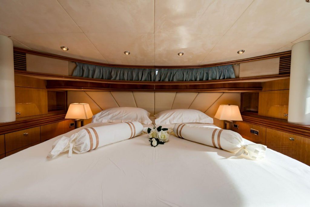 baby i yacht charter main deck vip cabin
