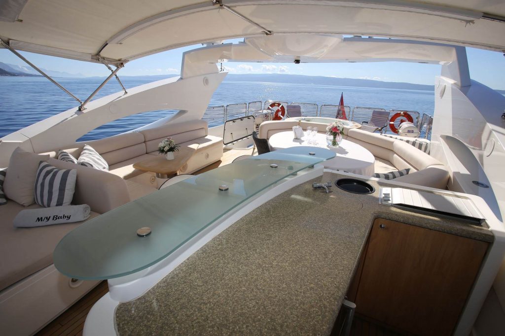 baby i yacht charter bar with ice maker