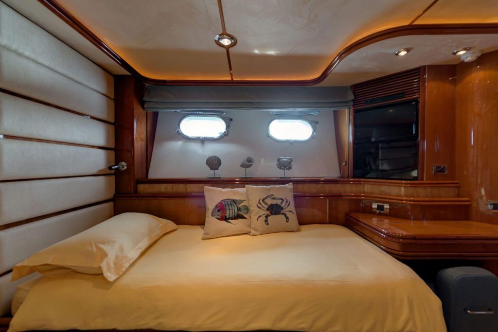 baby i yacht charter twin cabin single bed
