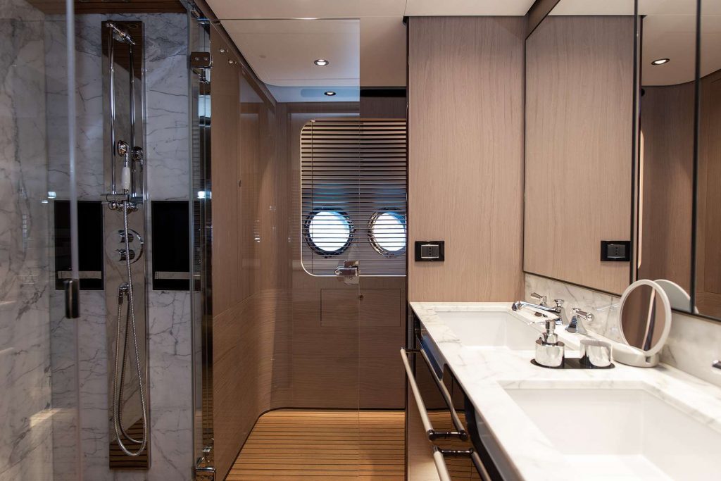 dawo yacht charter en suite