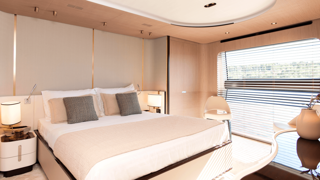 dawo yacht charter master suite