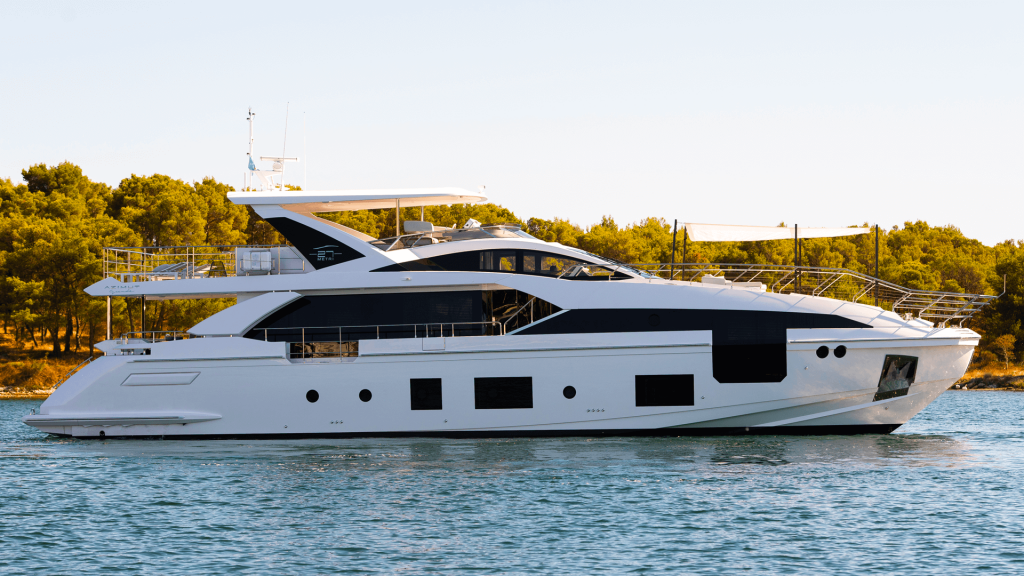 dawo yacht charter side view