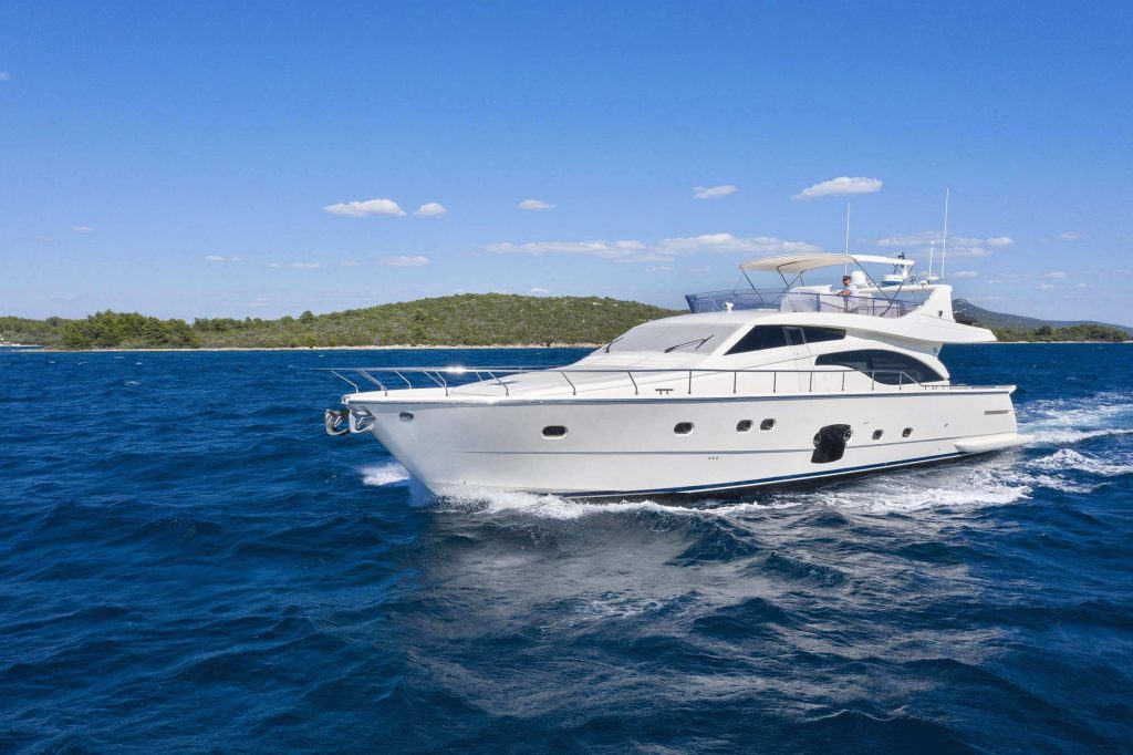 dominique yacht charter profile view