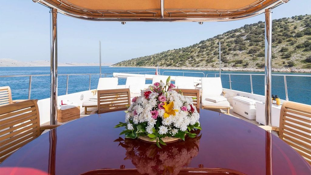 imagine yacht charter upper deck dining table decorations