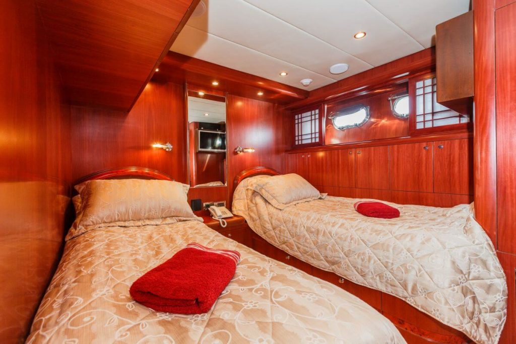 johnson baby yacht charter twin cabin