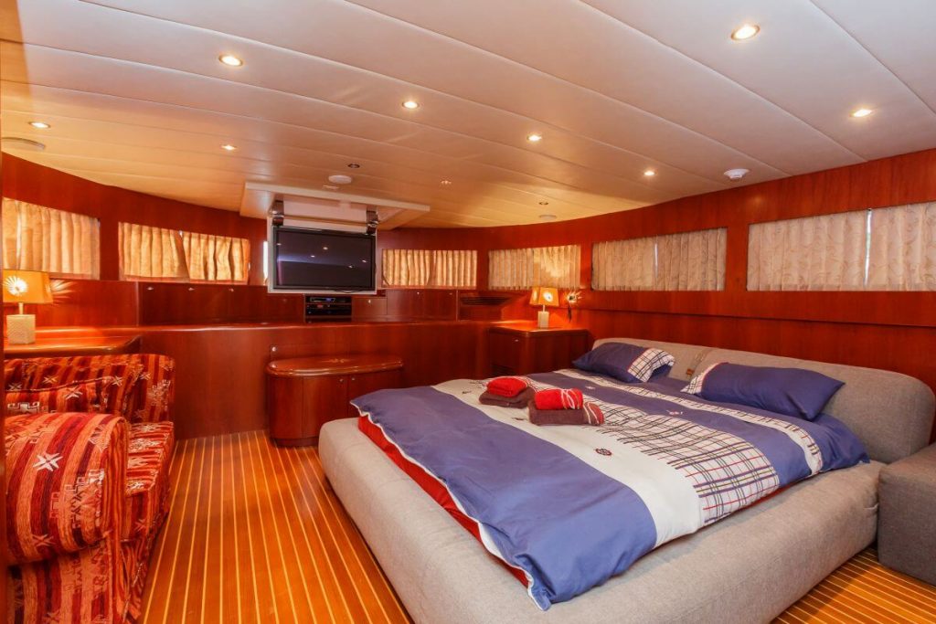 johnson baby yacht charter vip cabin