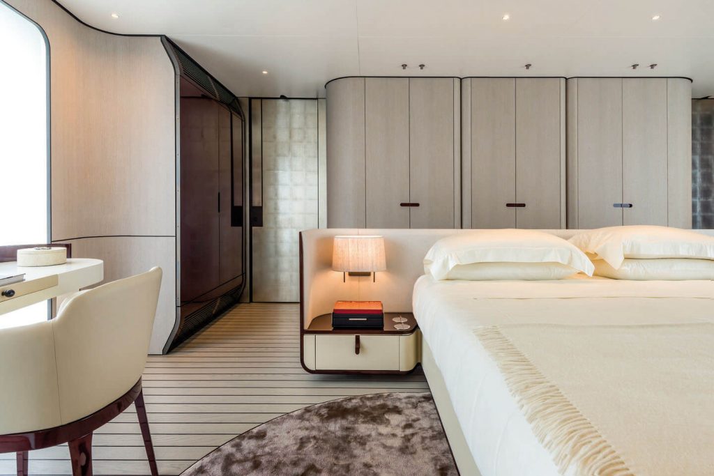 heed yacht charter master suite