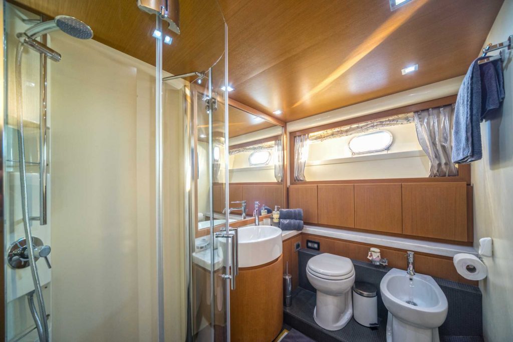 orlando l yacht charter bathroom view