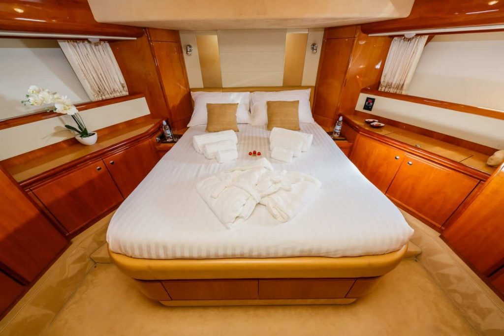 quo vadis yacht charter vip cabin