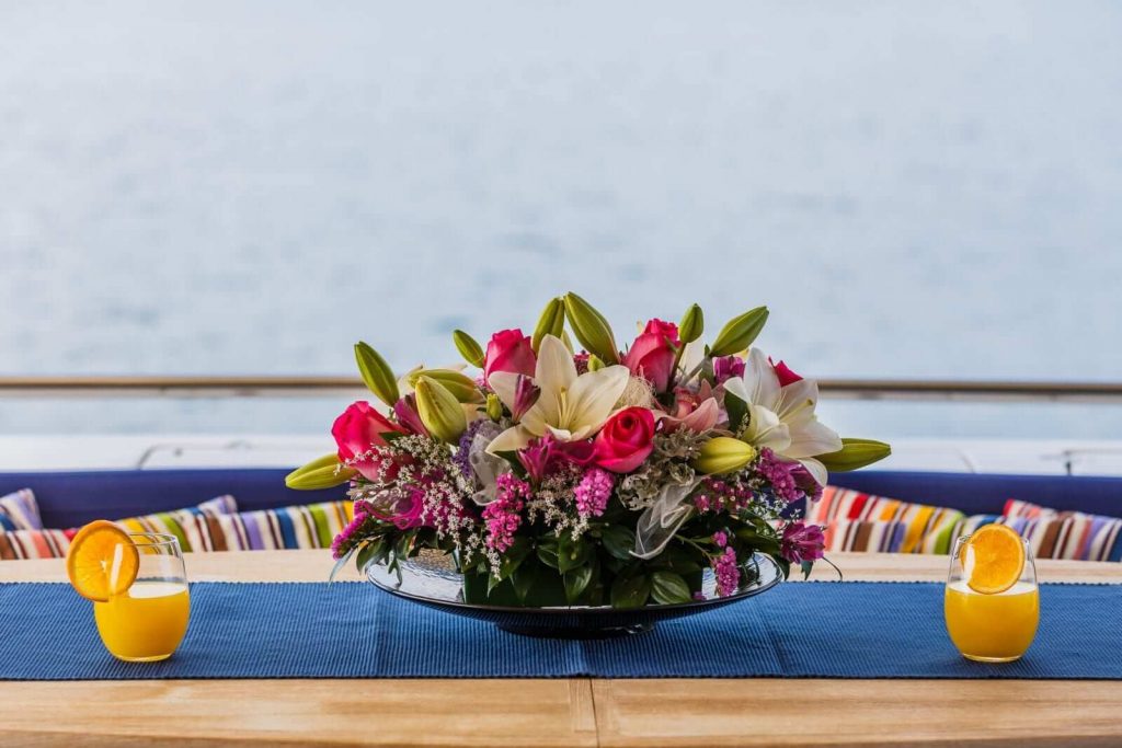 quo vadis yacht charter flower decorations