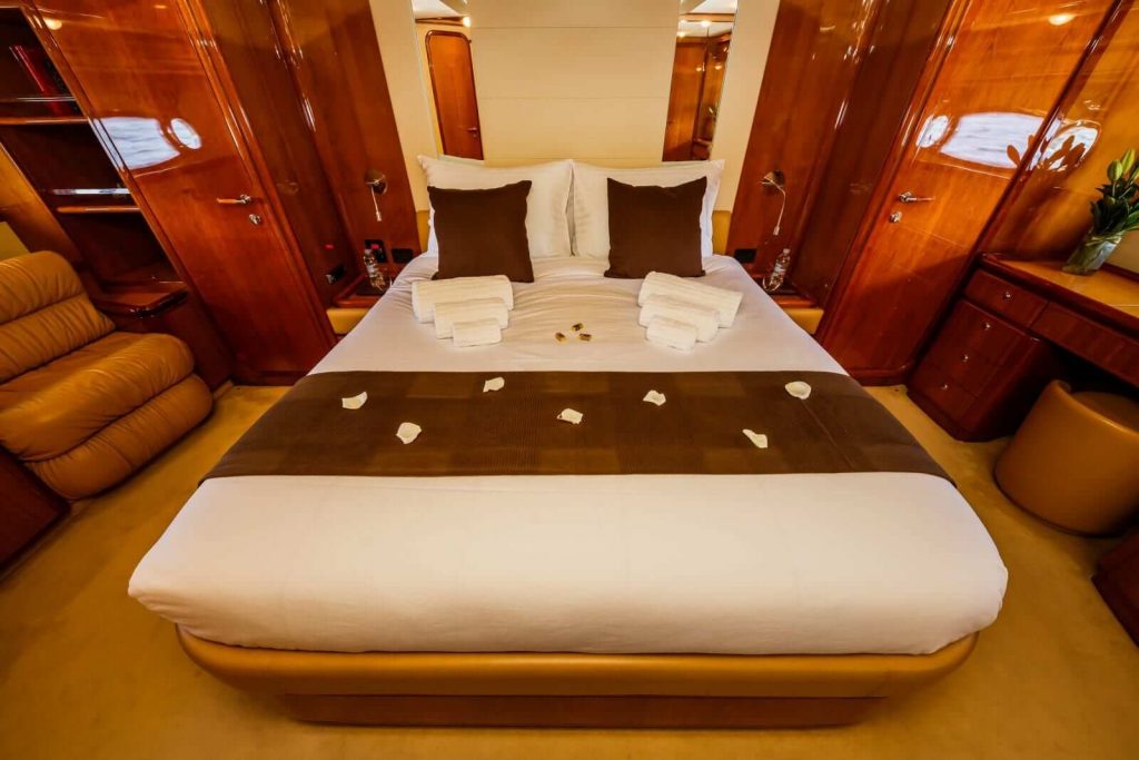 quo vadis yacht charter master suite