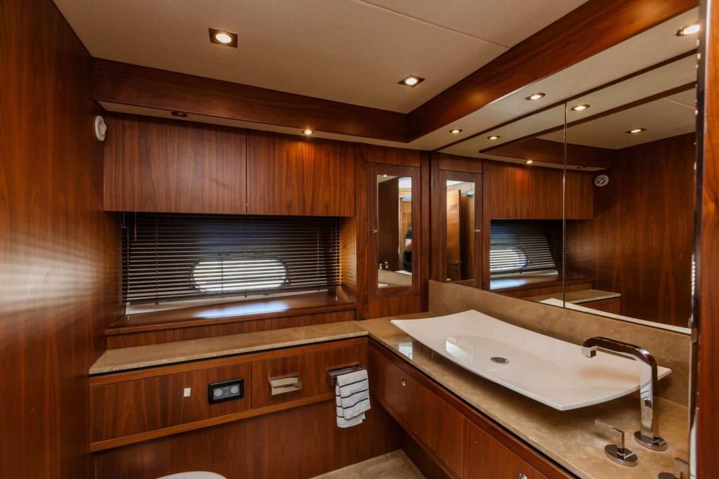 the best way yacht charter main cabin en suite