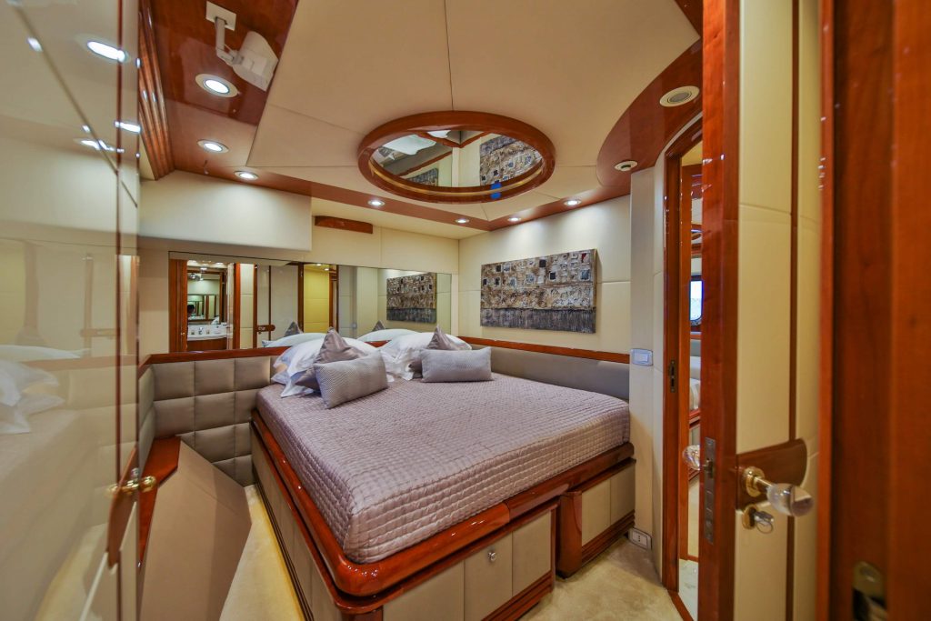 Novela yacht charter double cabin