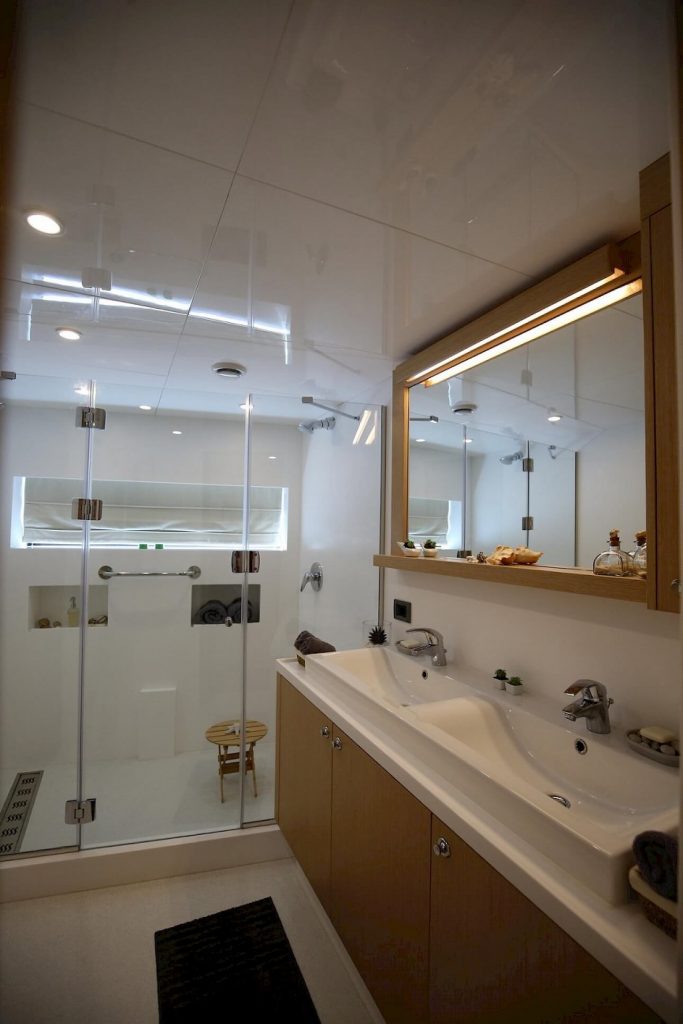 ottawa IV yacht charter bathroom