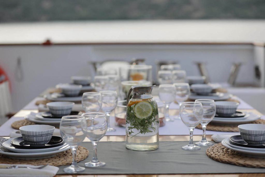 ottawa IV yacht charter table set