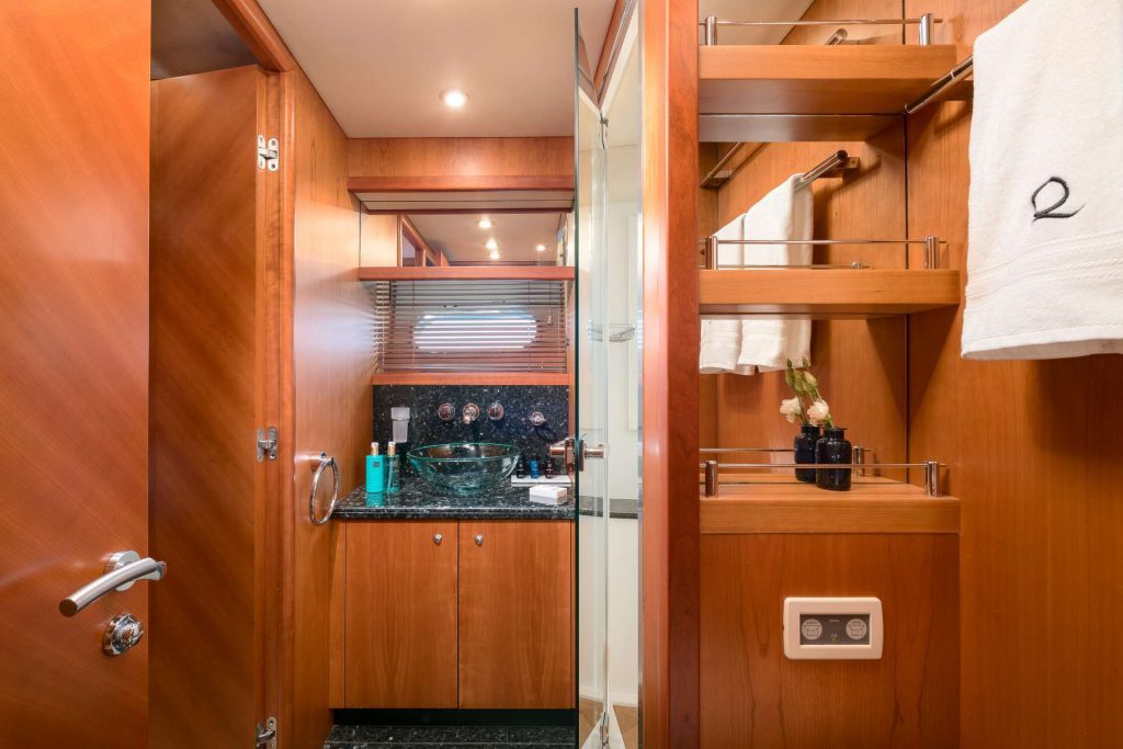quantum yacht charter twin cabin en suite