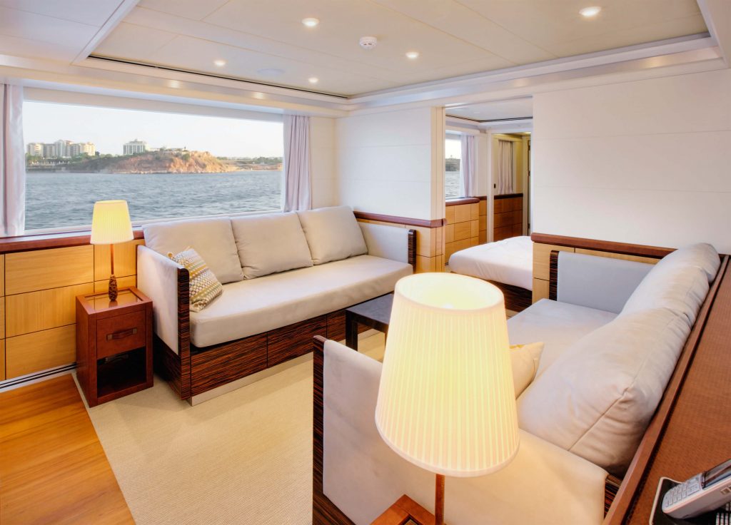 quaranta yacht charter convertible cabin