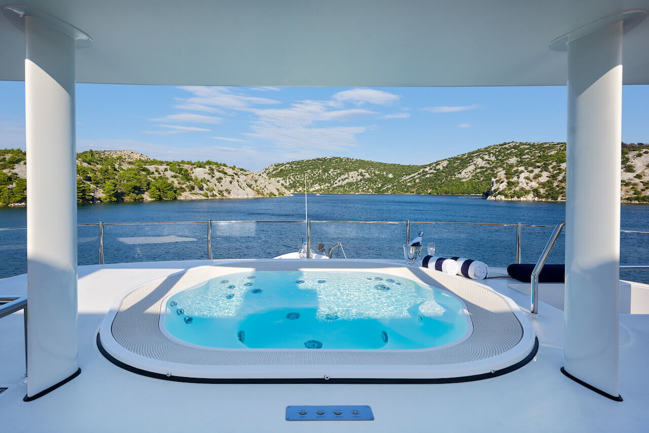 sanlorenzo reve d'or yacht jacuzzi