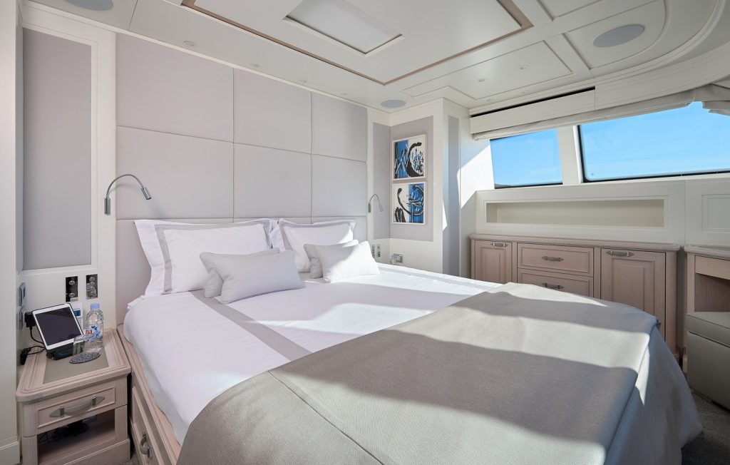 sl sd92 yacht charter main suite