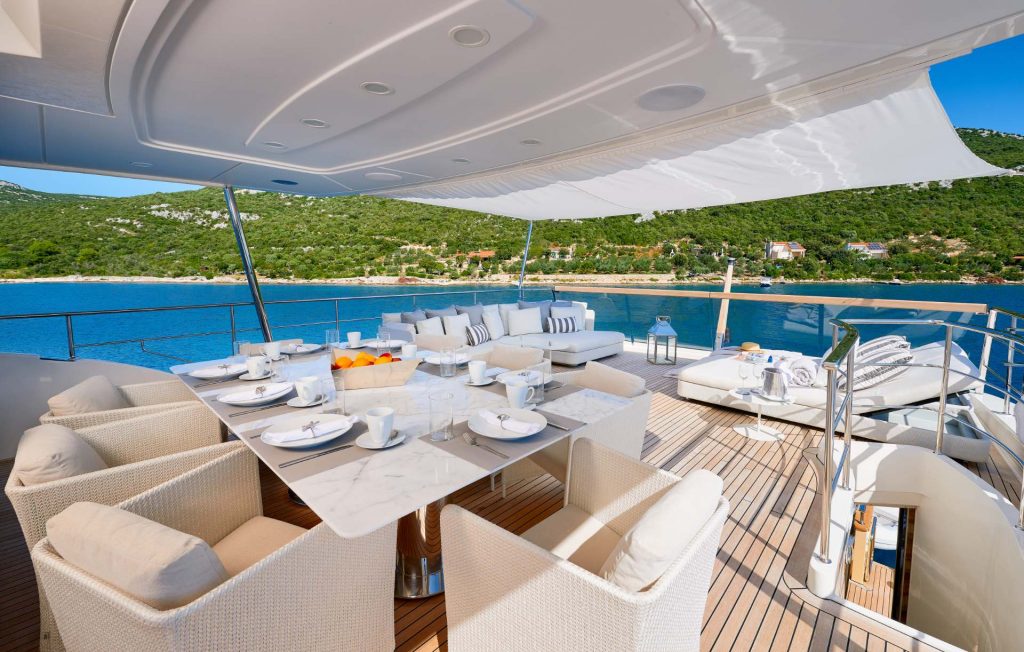sl sd92 yacht charter upper deck lounge
