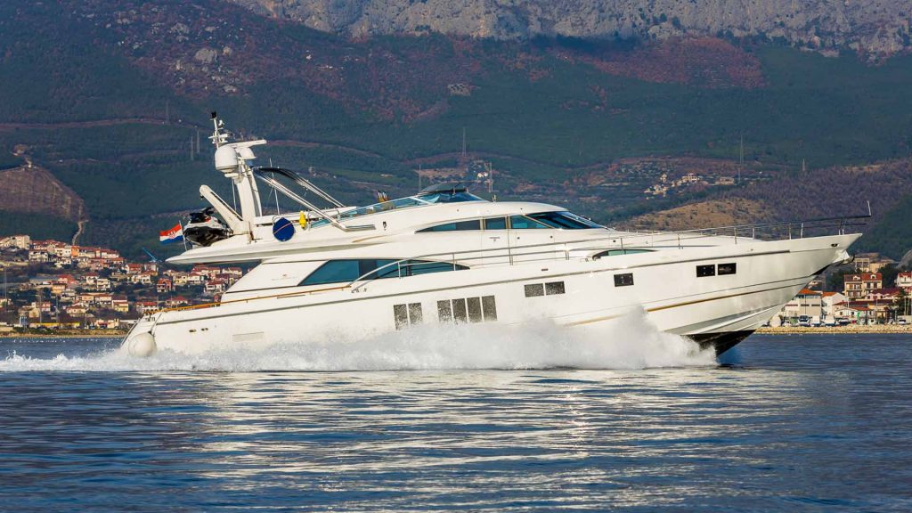 schatzi yacht charter at full speed