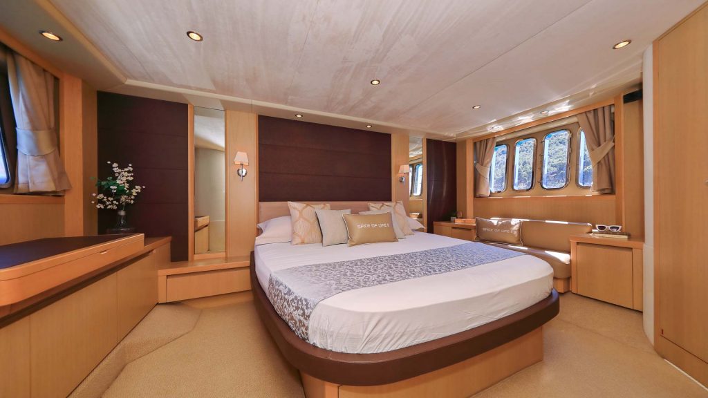 Spice of Life Yacht Charter master suite