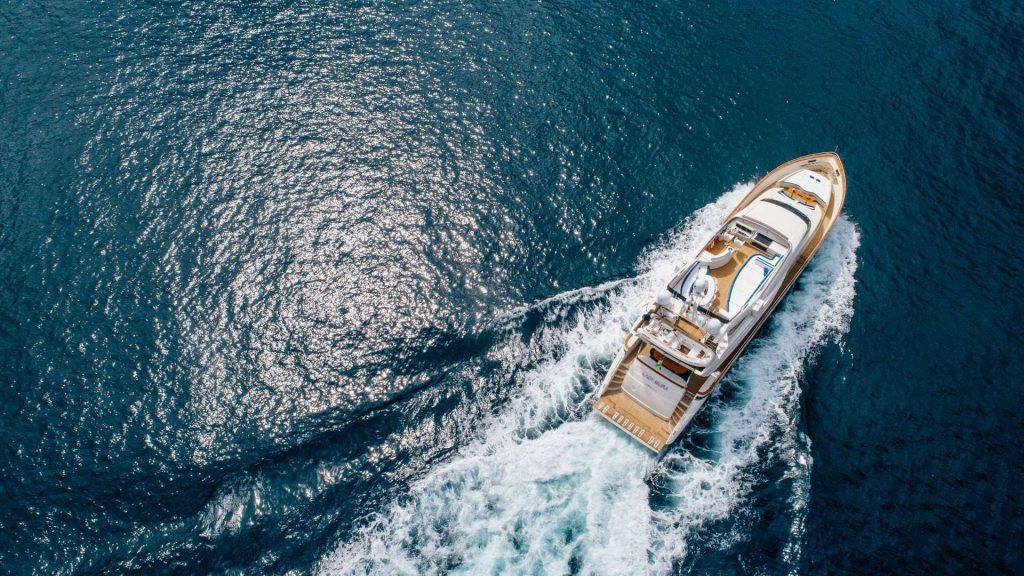 lady mura yacht charter at full speed