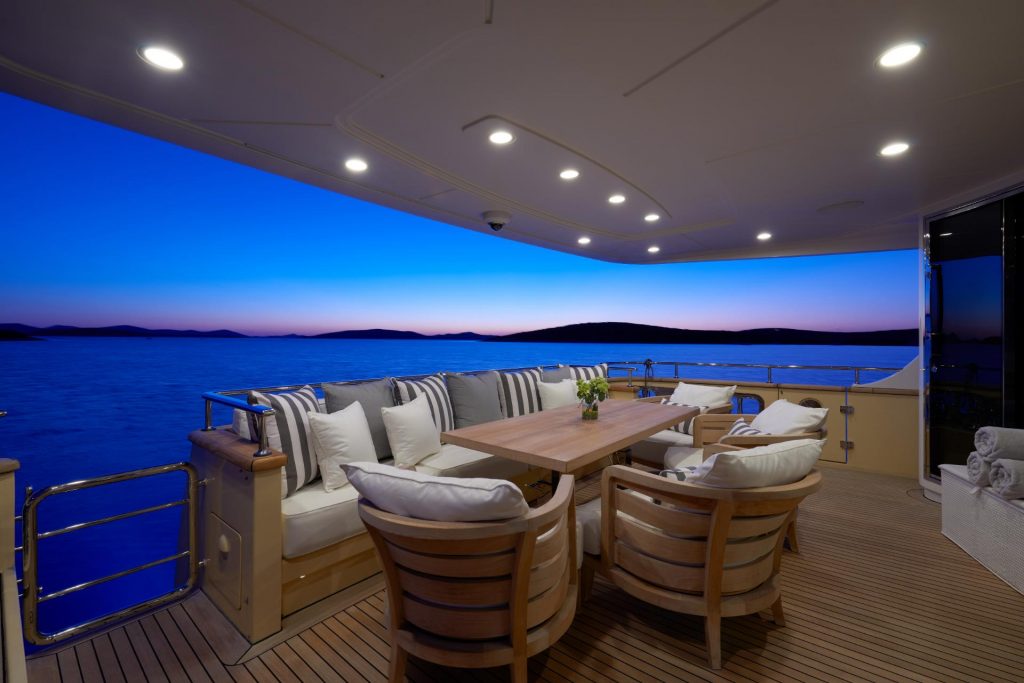 sl sd92 yacht charter aft deck dining area