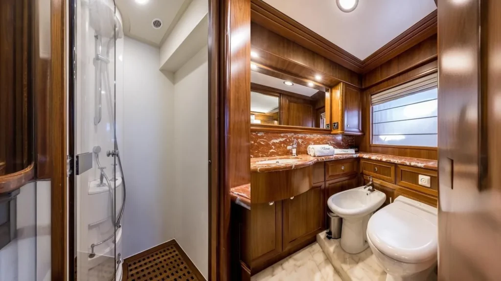 klobuk yacht charter en suite