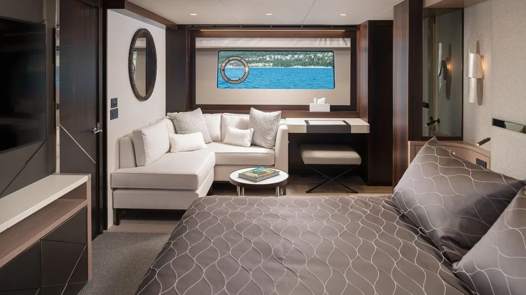 mowana yacht charter master cabin ()