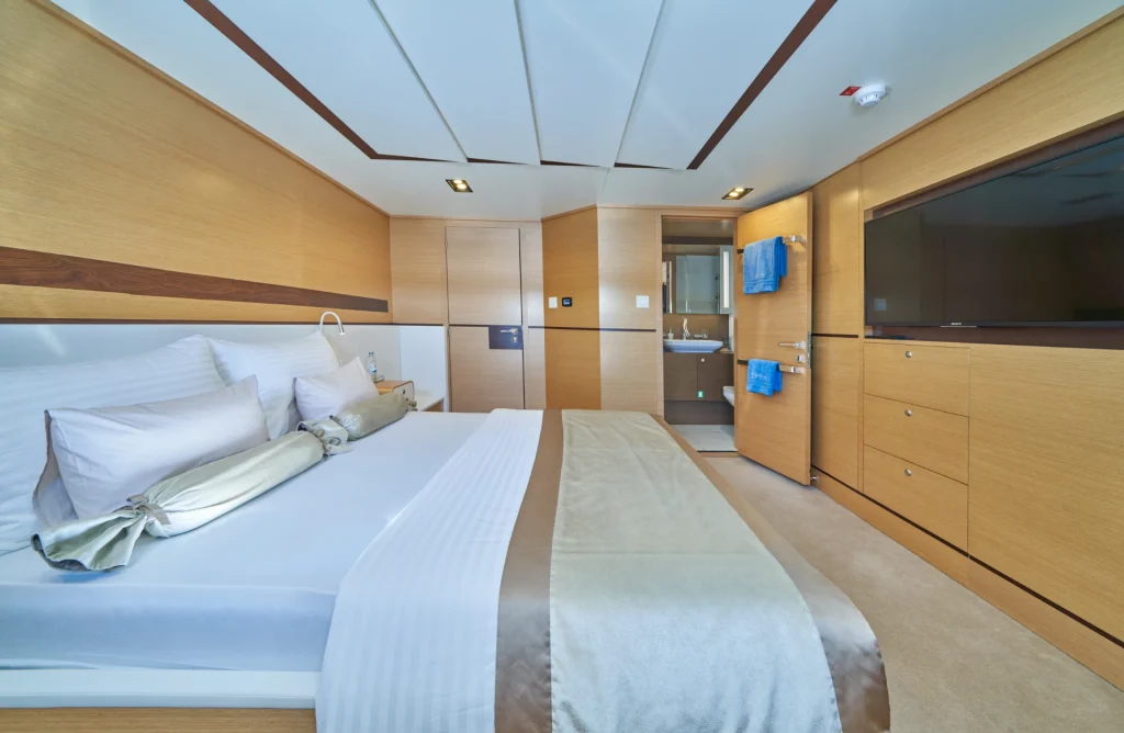 omnia yacht charter double cabin port