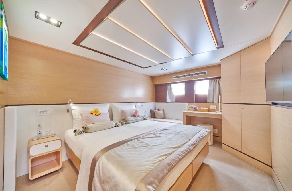 omnia yacht charter double cabin view