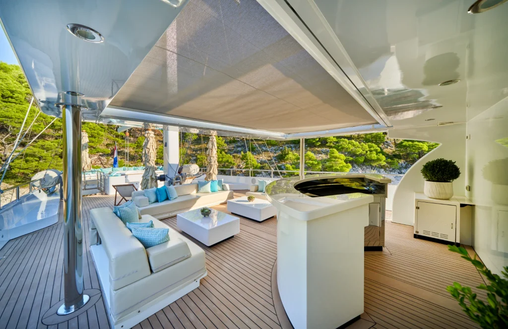 omnia yacht charter sundeck bar