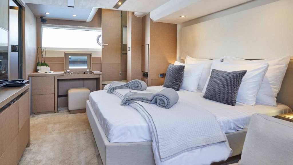 simull yacht charter master cabin