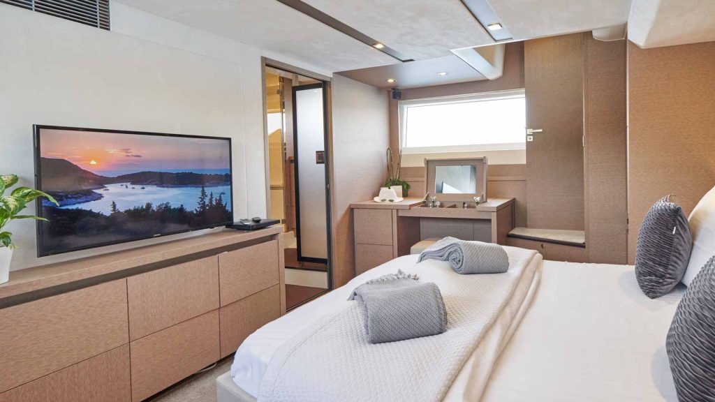 simull yacht charter master cabin tv