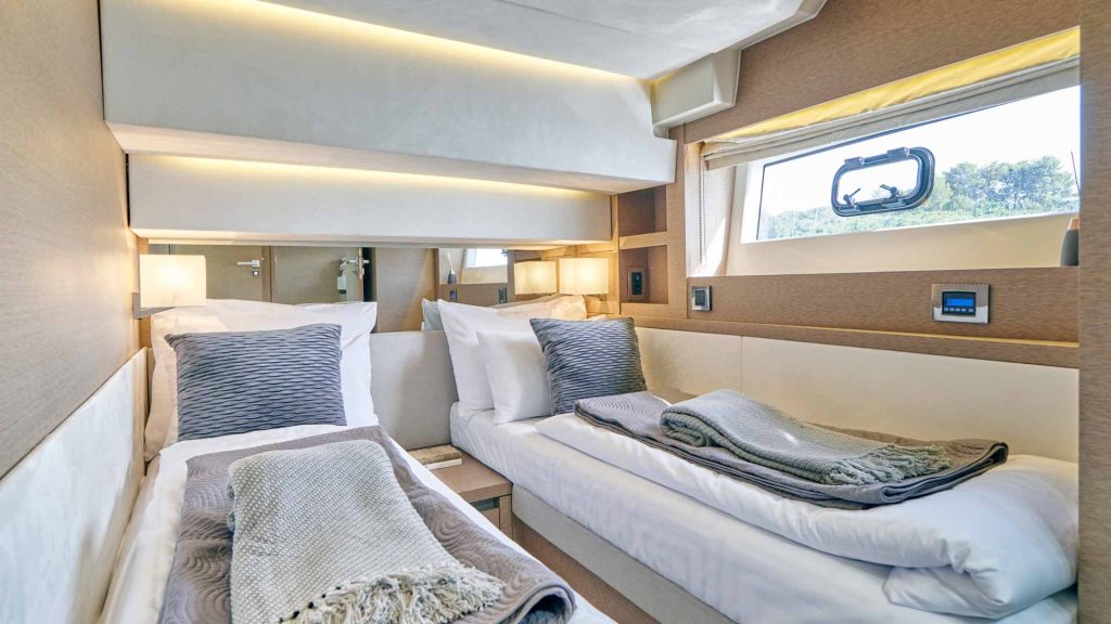 simull yacht charter twin cabin