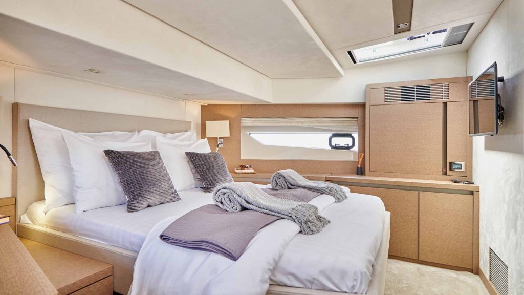 simull yacht charter vip cabin