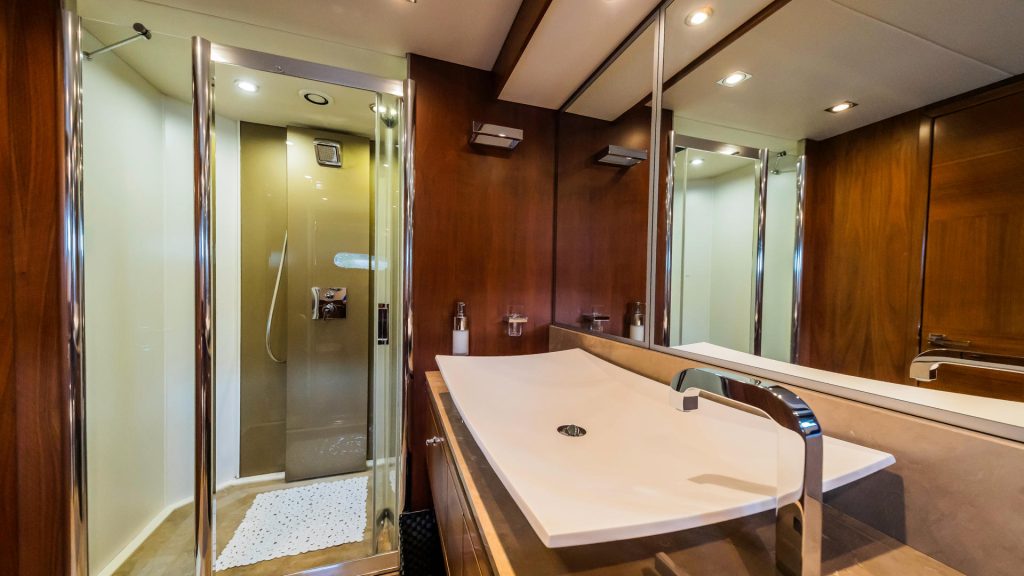 the best way yacht charter master en suite