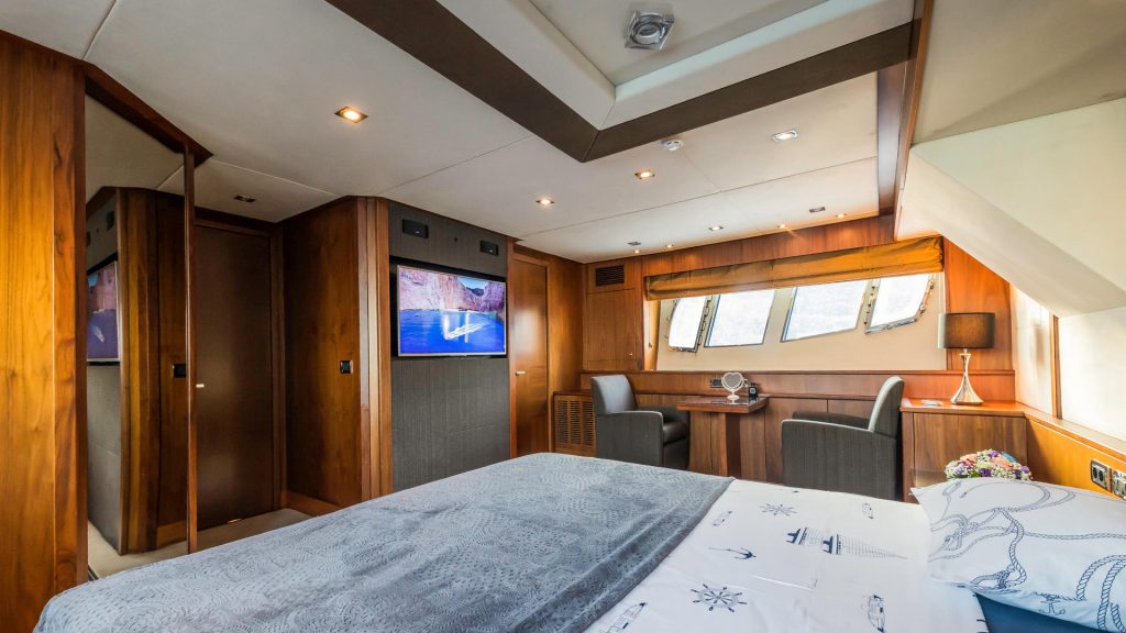 the best way yacht charter master suite