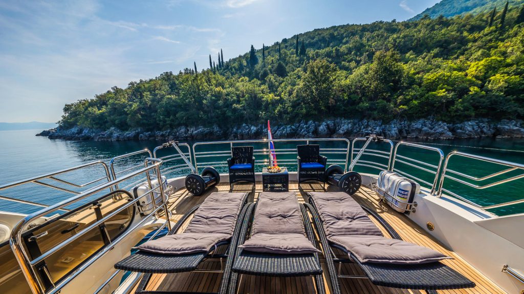 the best way yacht charter sun loungers