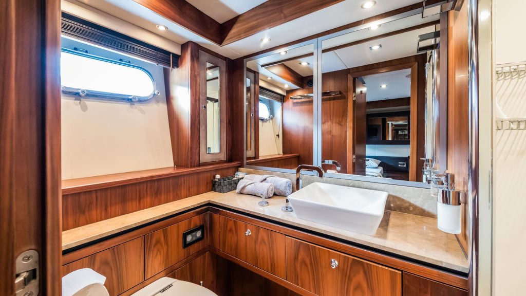 the best way yacht charter twin cabin en suite