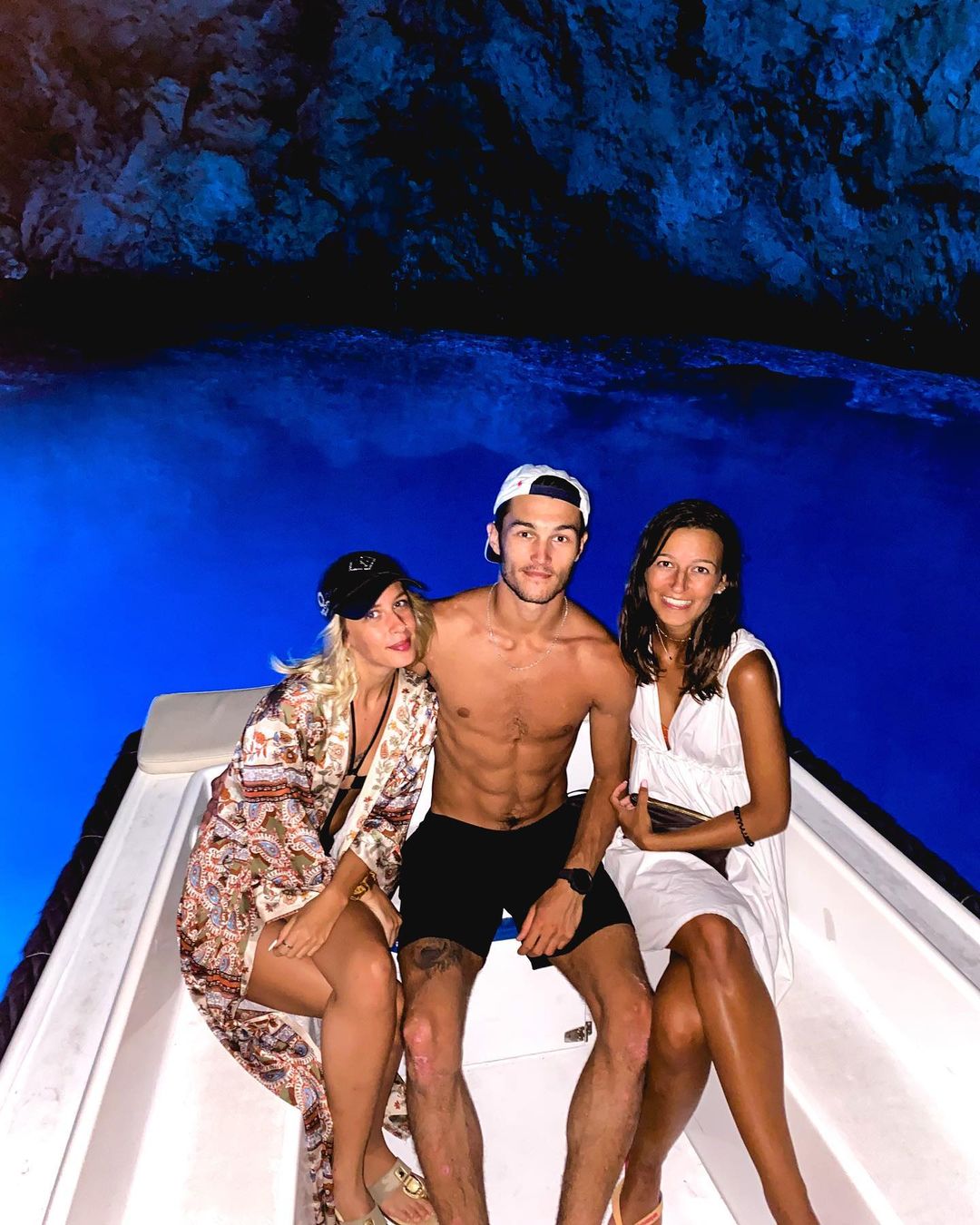 Yacht Charter in Vis friends in Blue Grotto 