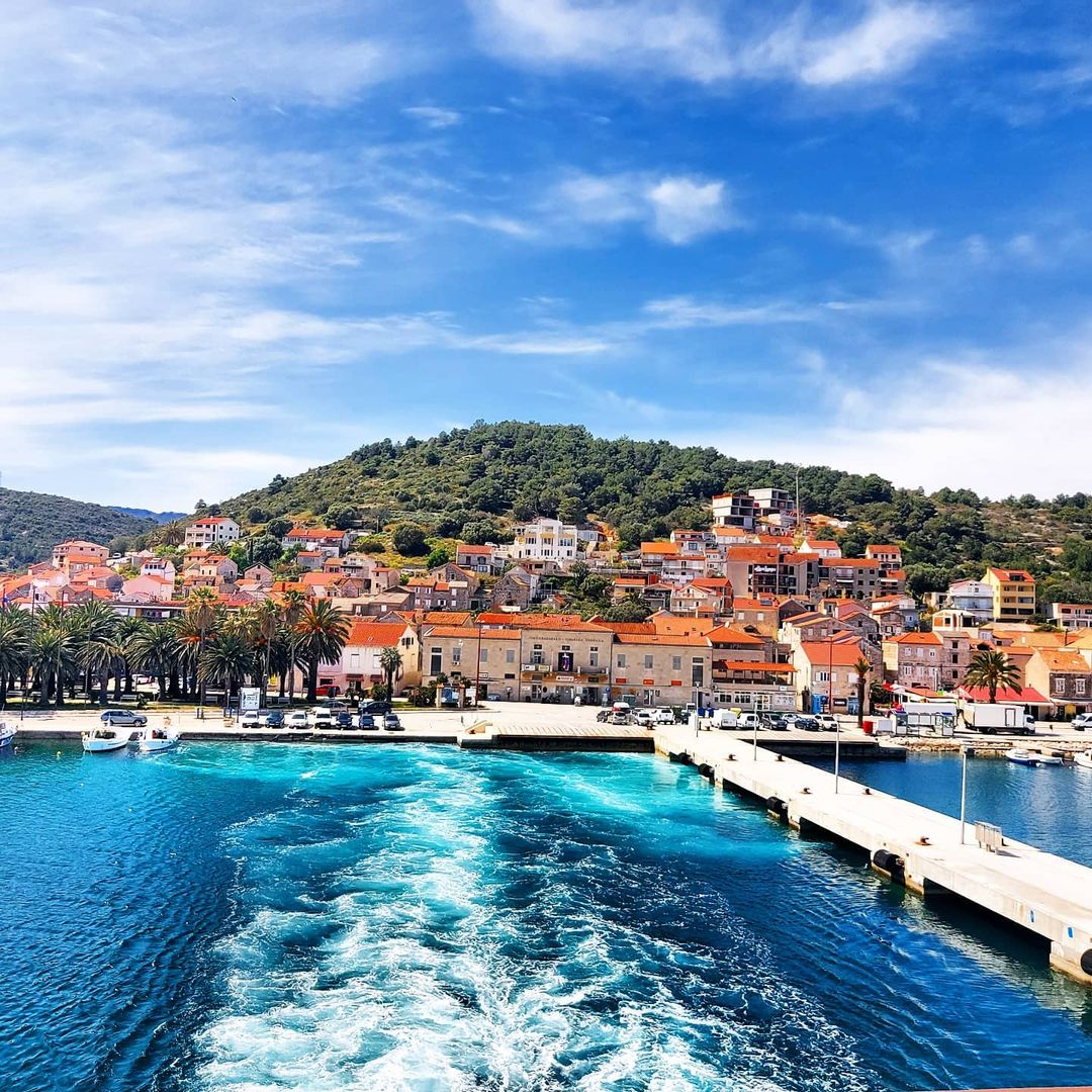 Yacht charter in Vis leaving vis bay with a yacht