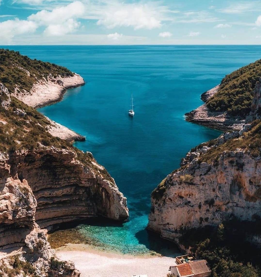 Yacht charter in Vis stiniva bay