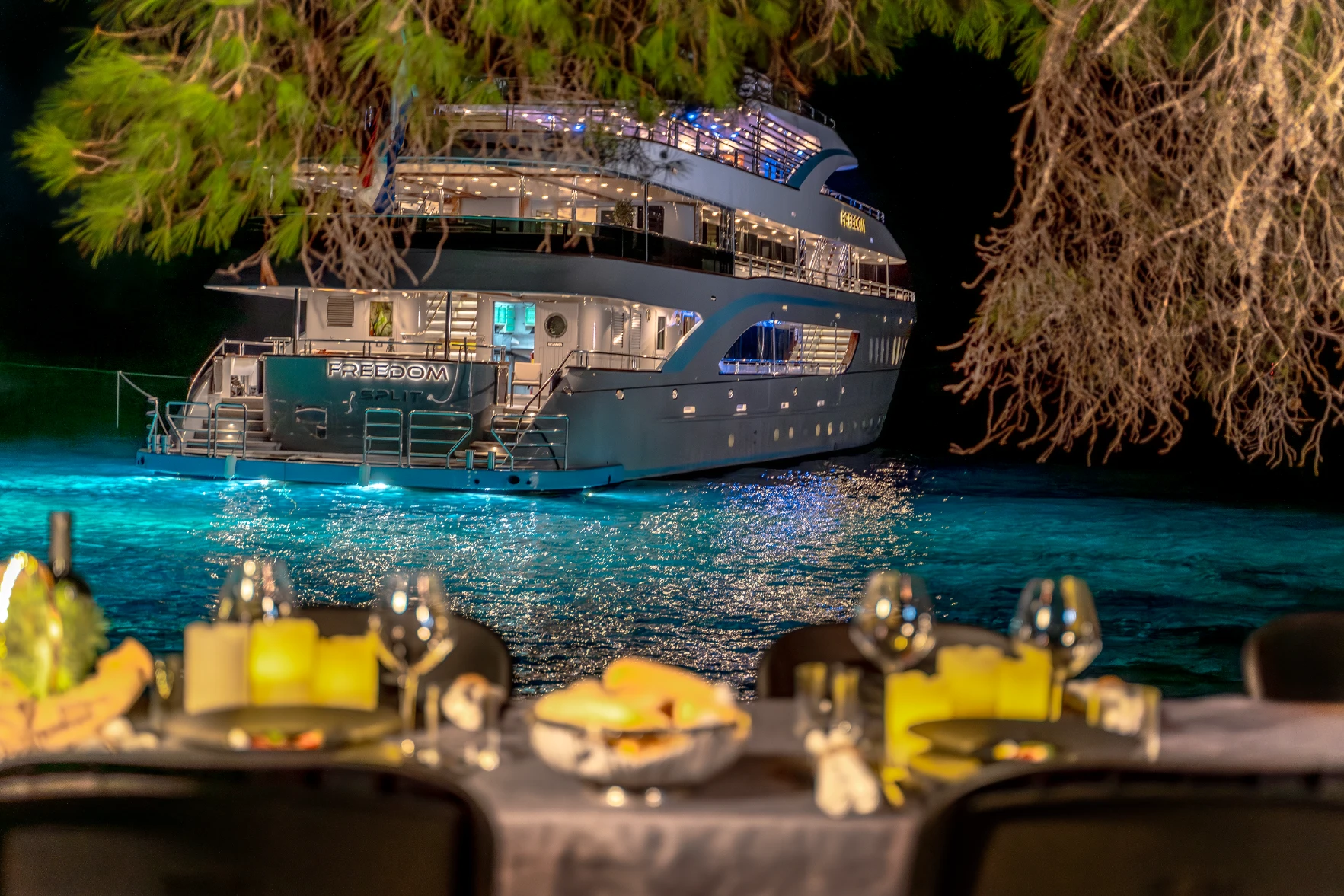 freedom yacht charter lifestyle exterior, beach dining