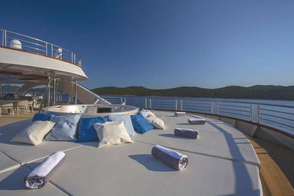 anthea yacht charter sun pads with towels